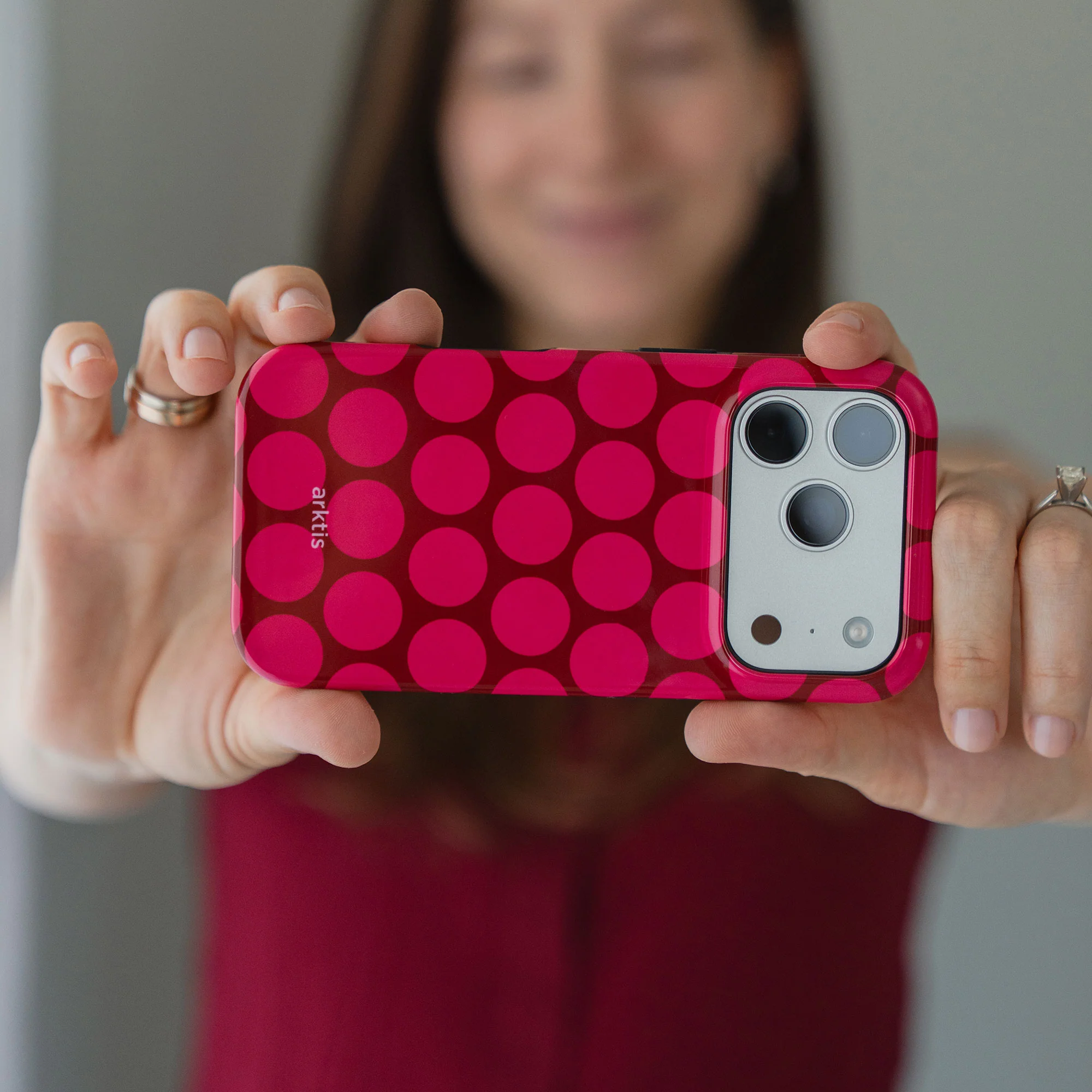 arktis iPhone 16 Hülle - Polka Dots - Image 7