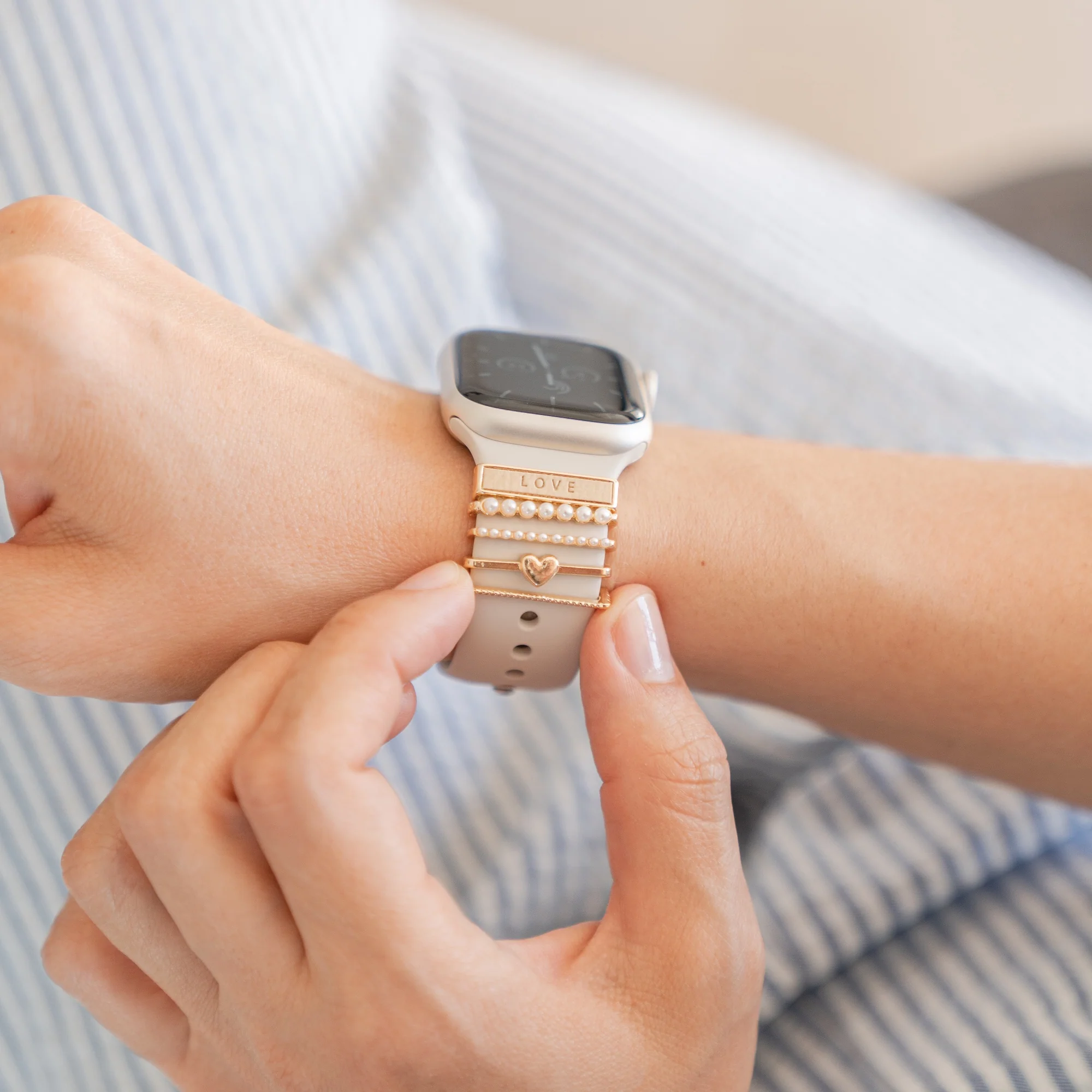 arktisband Apple Watch Charms "Love" - Gold - Image 5